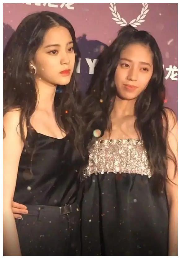 木村拓哉大女儿也出道了，从眼到脸都觉得比妹妹肿，颜值相当路人