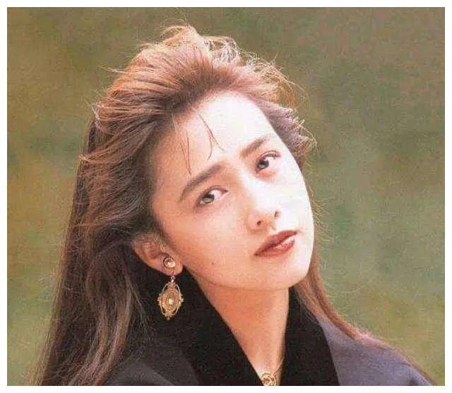 木村拓哉大女儿也出道了，从眼到脸都觉得比妹妹肿，颜值相当路人