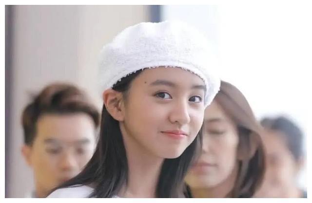 木村拓哉大女儿也出道了，从眼到脸都觉得比妹妹肿，颜值相当路人