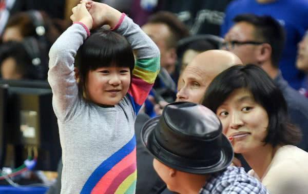姚明8岁女儿又长高了！8岁身高逼近成年人，网友的回复绝了！