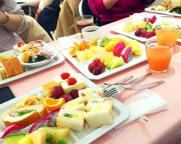 这家水果自助餐，170块1位，还限时90分，网友：看到位置就不贵了