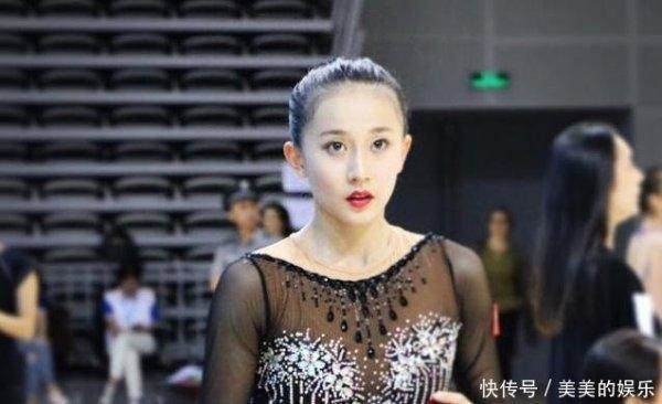 她被称为体操女神，却因“挺胸照”走红，晒迎春照比花还美！