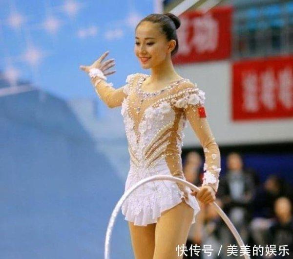 她被称为体操女神，却因“挺胸照”走红，晒迎春照比花还美！