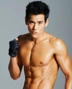 ​8块腹肌都失色于男神颜值？彭于晏近照脱发吐舌，网友：不在乎