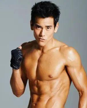 8块腹肌都失色于男神颜值？彭于晏近照脱发吐舌，网友：不在乎