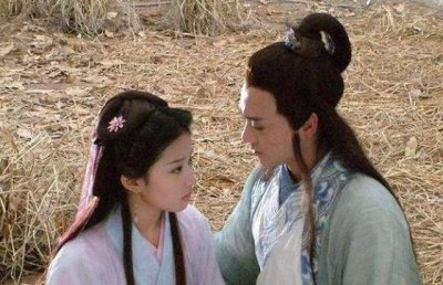 ​和哥哥一起演《天龙八部》，是慕容复又是阴蚀王，俊朗却总演反派
