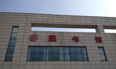 ​信阳市“具有文化气息”的地方,建筑规模非常大,但是人却很少