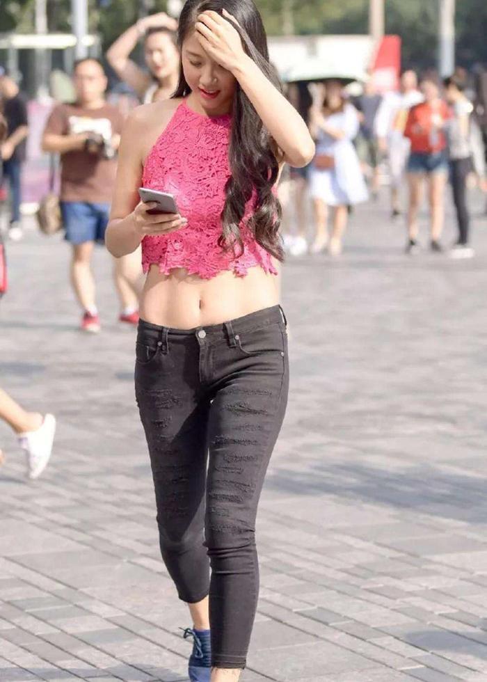 妹子穿这么OL风，应该是女装大佬吧？