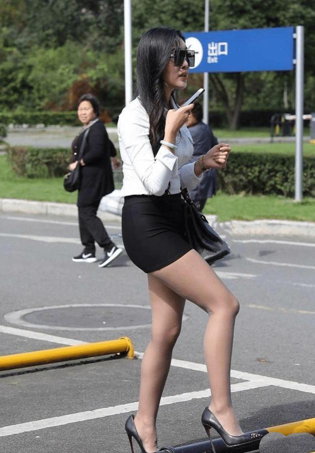 妹子穿这么OL风，应该是女装大佬吧？