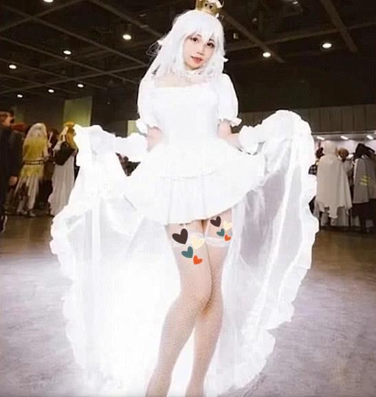 幽灵姬Cosplay正片，腿比灯光下倒影都长，这谁扛得住啊！
