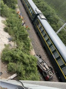 ​山东诸城一车辆冲下5米多高桥面坠落轨道附近逼停火车，当地回应