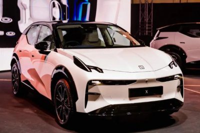 ​极氪 X 车型在新加坡上市：起售价 19.9999 万新元