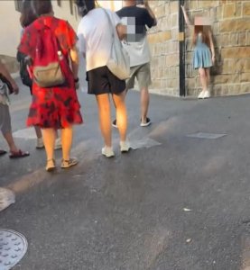 ​女子在鼓浪屿一拍照点被排队游客催促，边摆造型边回怼“不照就滚”，景区回应