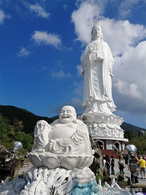 越南山茶半岛距岘港13公里，有山有海有寺庙，还有一尊超大观音像