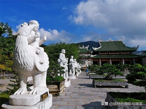 越南山茶半岛距岘港13公里，有山有海有寺庙，还有一尊超大观音像
