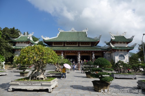 越南山茶半岛距岘港13公里，有山有海有寺庙，还有一尊超大观音像