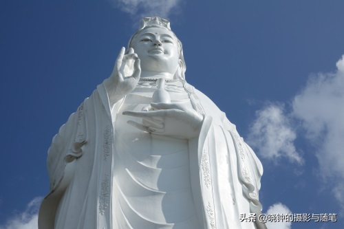 越南山茶半岛距岘港13公里，有山有海有寺庙，还有一尊超大观音像