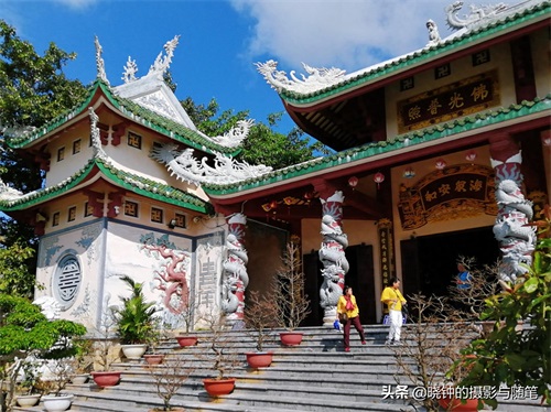 越南山茶半岛距岘港13公里，有山有海有寺庙，还有一尊超大观音像