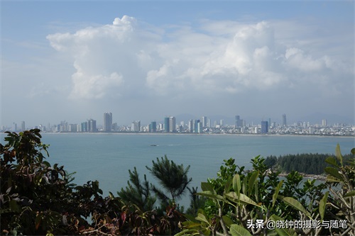 越南山茶半岛距岘港13公里，有山有海有寺庙，还有一尊超大观音像