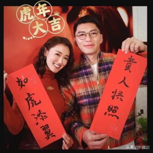 ​TVB小生袁伟豪携妻一大早去爬山 夫妻俩在山顶拍下甜蜜互搂合影