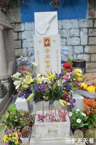 实地探访黄家驹香港墓地，墓葬极其普通，祭拜者不断