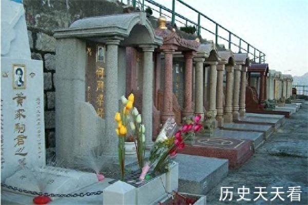 实地探访黄家驹香港墓地，墓葬极其普通，祭拜者不断