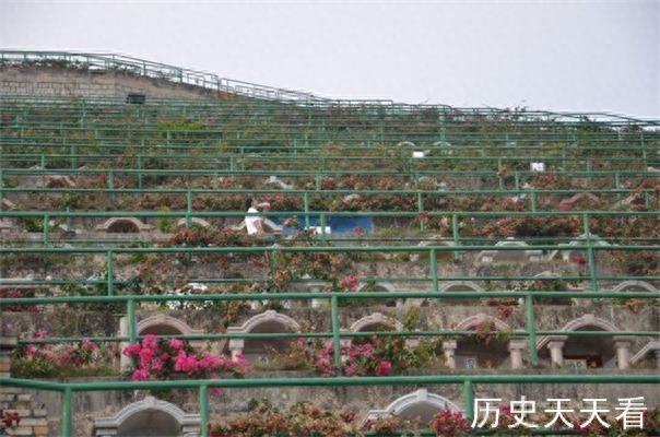 实地探访黄家驹香港墓地，墓葬极其普通，祭拜者不断