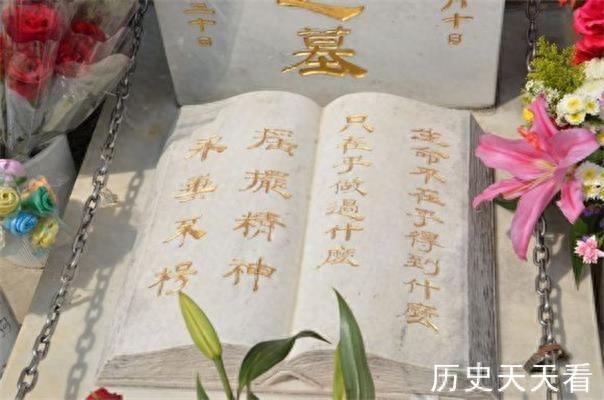 实地探访黄家驹香港墓地，墓葬极其普通，祭拜者不断
