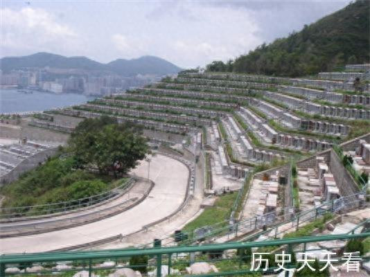 实地探访黄家驹香港墓地，墓葬极其普通，祭拜者不断