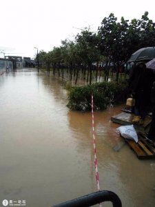 ​深圳一绝 地铁口出来就可以看海