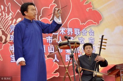 ​河南坠子，以唱为主，说唱结合，被列入第一批国家非物质文化遗产