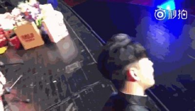 ​张云雷西安一夜封神，为九涵飞身跳下感动也为二爷被多人扶起心疼
