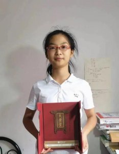 ​15岁屈诗颖考入北大，16岁妹妹又创佳绩，普通家庭是怎么培养的？