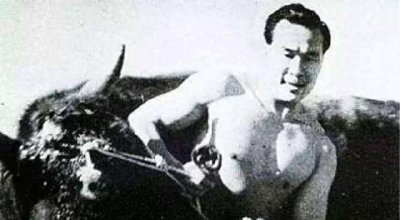 ​他曾徒手打死50头公牛，李小龙跟他比实力都必输无疑！