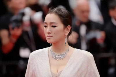 ​巩俐曾大方承认自己有儿子，坦言：他是个聋哑人！巩俐罕见谈家人