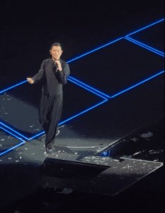 ​突发！63岁刘德华演唱会不慎踩空摔倒，疑似受伤