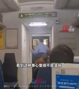 ​男子火车上得知儿子去世嚎啕大哭，拍摄者：22岁儿子车祸身亡，他心急如焚想下