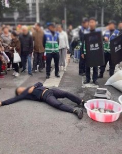​成都一鱼贩持剪刀与城管对峙，2人倒地！城管局回应：有同事受伤，警方已介入