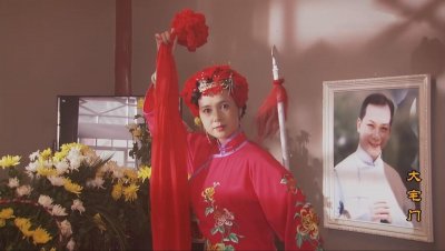 ​耿为华：娶小14岁娇妻，宠妻15年后遭抛弃，离婚时与女儿抱头痛哭