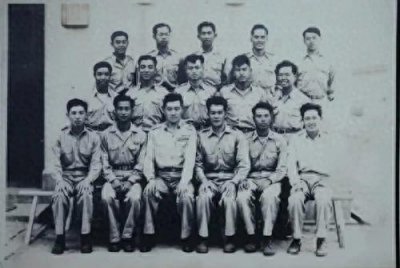 ​吴其轺是什么时候参与日军投降仪式的，又是何时赴美深造的？