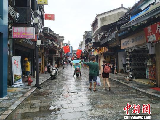 桂林阳朔镇水灾（暴雨导致桂林阳朔西街内涝）(9)