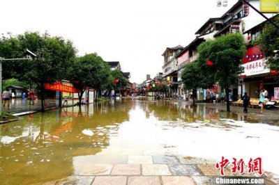 ​桂林阳朔镇水灾（暴雨导致桂林阳朔西街内涝）