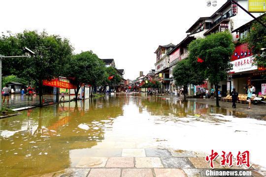 桂林阳朔镇水灾（暴雨导致桂林阳朔西街内涝）(1)