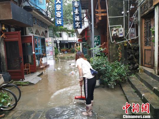 桂林阳朔镇水灾（暴雨导致桂林阳朔西街内涝）(8)