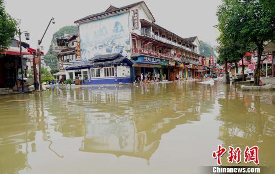 桂林阳朔镇水灾（暴雨导致桂林阳朔西街内涝）(2)