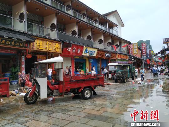 桂林阳朔镇水灾（暴雨导致桂林阳朔西街内涝）(6)