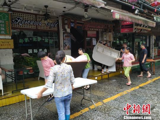 桂林阳朔镇水灾（暴雨导致桂林阳朔西街内涝）(7)