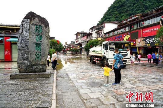 桂林阳朔镇水灾（暴雨导致桂林阳朔西街内涝）(3)
