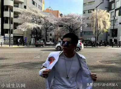 ​晒日本旅游照给祖国庆生(张哲瀚被扒国庆节在日本发文)
