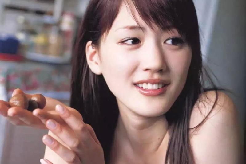日常撩男朋友聊天套路撩小男友的必备哦（撩男朋友的肢体小套路）(图3)
